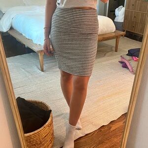 White and Black Patterned Pencil Skirt